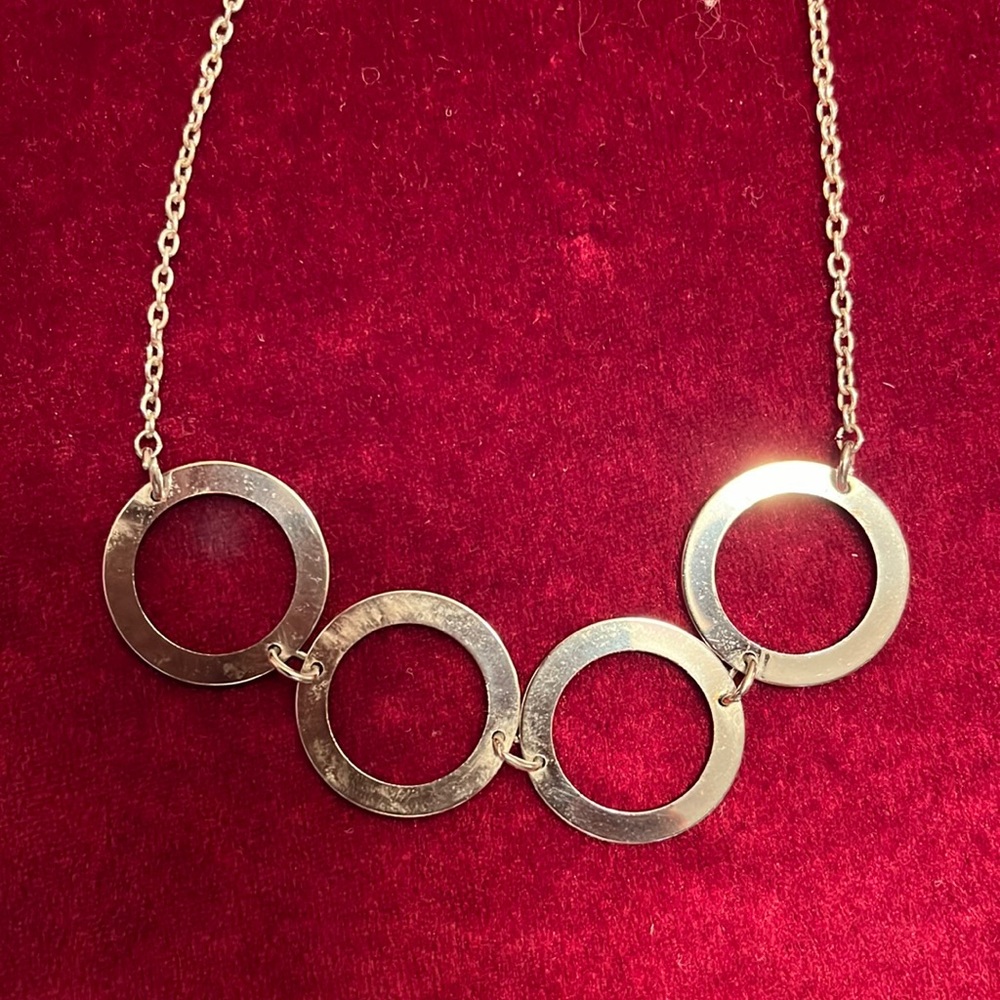 2/15 Vintage necklace looks silver not marked